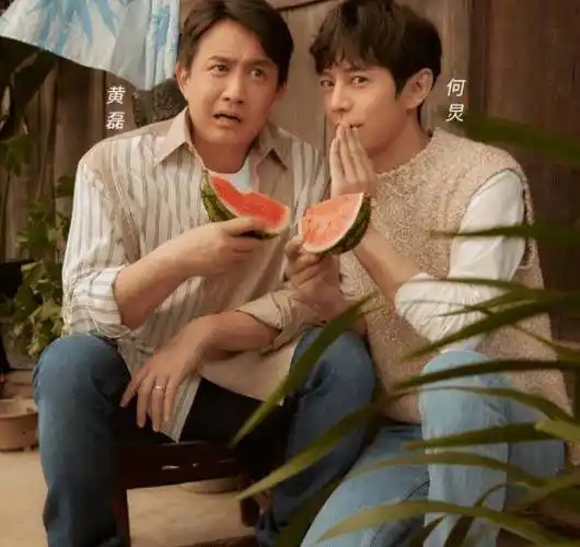 张子枫《向往5》海报,和彭昱畅搂脖子,捂头互动自然,张艺兴避嫌太明显