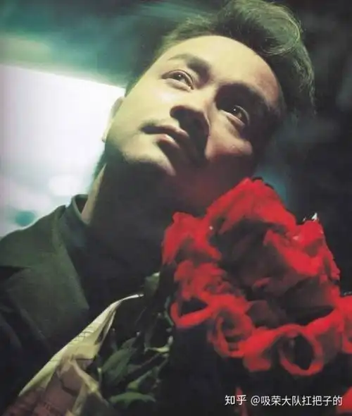 你有没有张国荣抱着一束鲜花的照片?