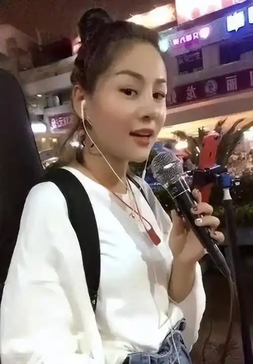 狂浪>花姐抖音网红花姐,真名叫康春花,安徽滁州人.