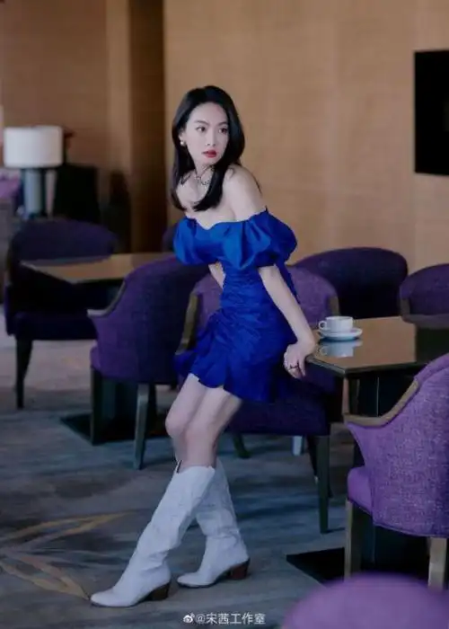 宋茜穿蓝色露肩迷你裙出席活动小露酥胸尽显曼妙身材