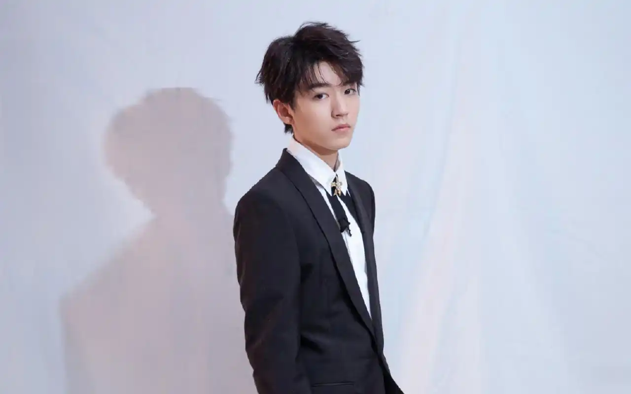 王俊凯帅气西装写真图片桌面壁纸.