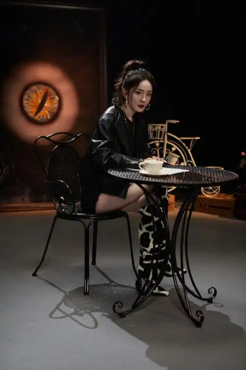 杨幂奶牛纹长靴##杨幂密室大逃脱皮衣造型剧照