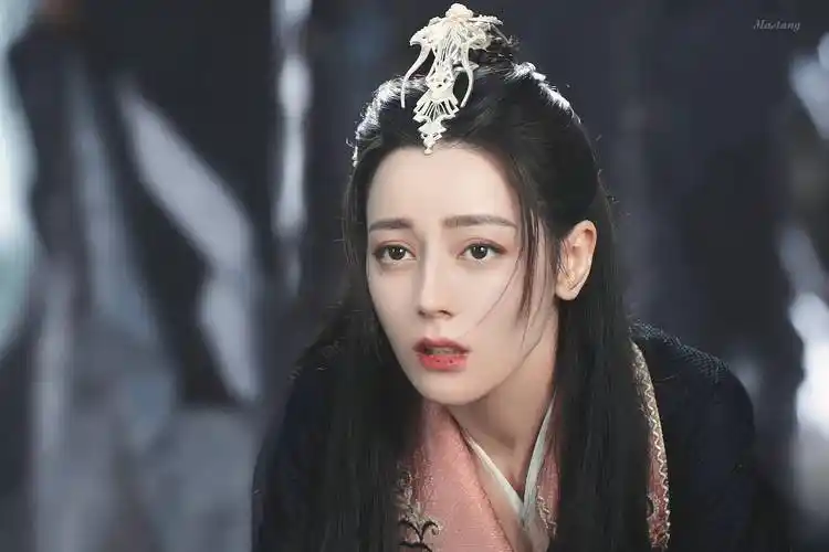 中,迪丽热巴眼中含泪,还要强颜欢笑安慰朋友_纪云禾_演技_时候