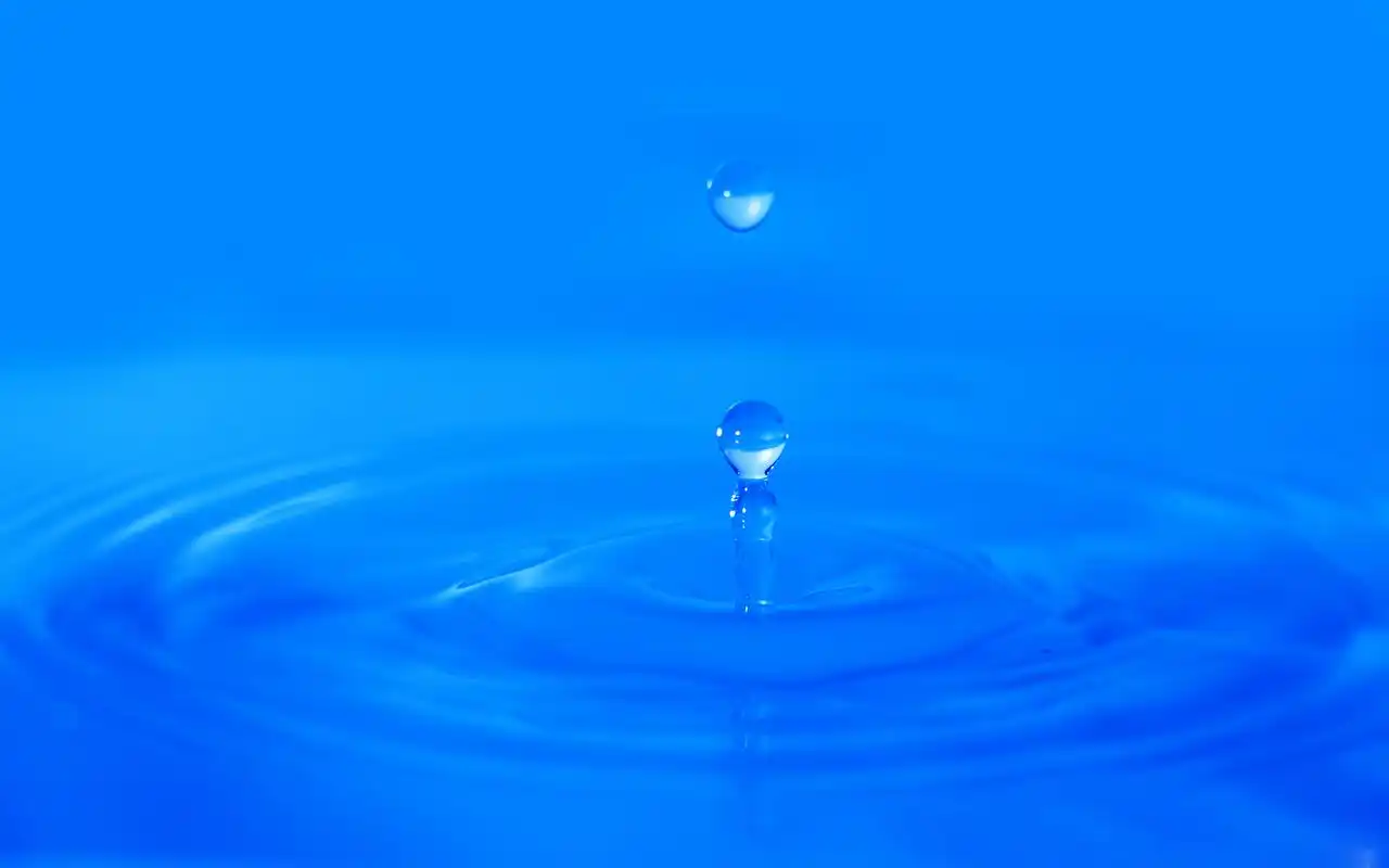 清凉水滴摄影高清桌面壁纸