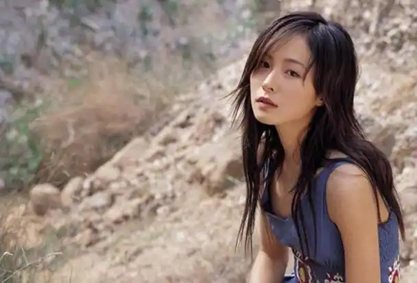 那时候,江一燕可是红得发紫啊,演了《双食记》,《我们无处安放的青春