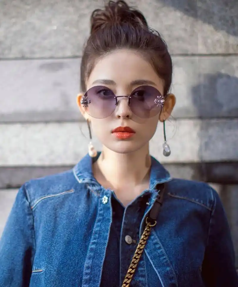 古力娜扎# 一袭水洗牛仔穿搭,雪肤玉貌的容颜,清纯甜美,精致立体的