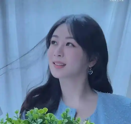 明星时尚穿搭杨紫蓝色小香风套装造型,白鹿抹胸长裙造型_风格_邢菲