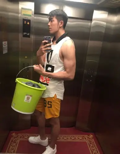 男人身高超过2米,就不能列入帅哥范围了,还会惨遭嫌弃