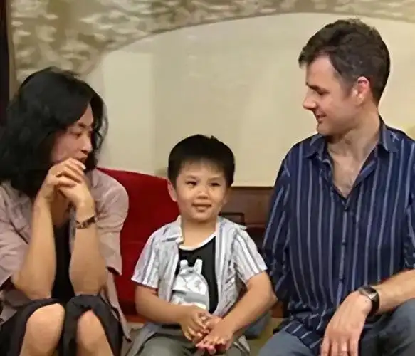 金星领养的3个孩子现状,没有血缘关系的5口之家,如今过得怎样?