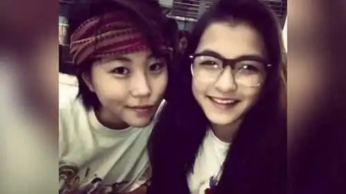 王菲女儿激吻女生设计师rebecca 窦靖童是同性恋出柜了吗?