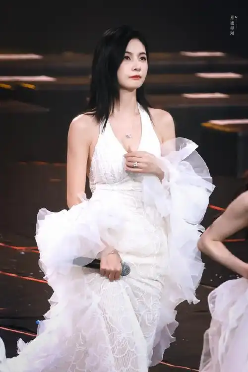 赵粤白衣国风曲造型##赵粤白衣古风舞台