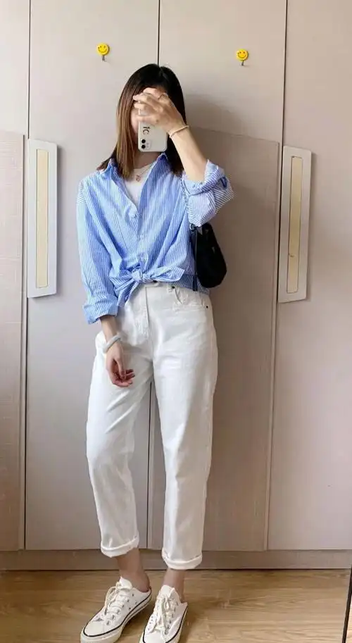 2.条纹衬衫搭配小脚裤