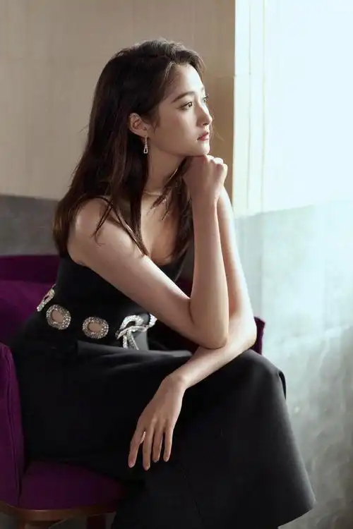 关晓彤镂空吊带黑裙鲨疯了就是说晓彤妹妹的造型终于卷起来了啊