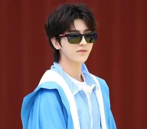 《奔跑吧9》剪影海报公开,网传新mc是顶流艺人,蔡徐坤有压力