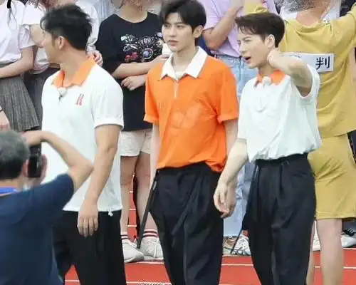 原创184蔡徐坤跟175王嘉尔同框,看到两人腿长,不敢相信我的眼