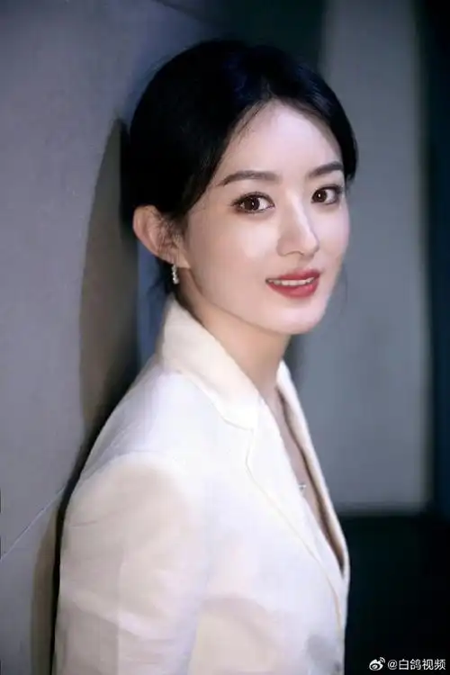 工作室发了赵丽颖进组前##赵丽颖读剧本照