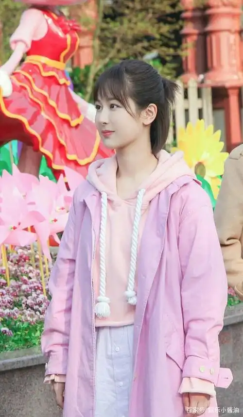 《亲爱的热爱的》杨紫美图分享,首次演小萝莉,你觉得符合原著吗