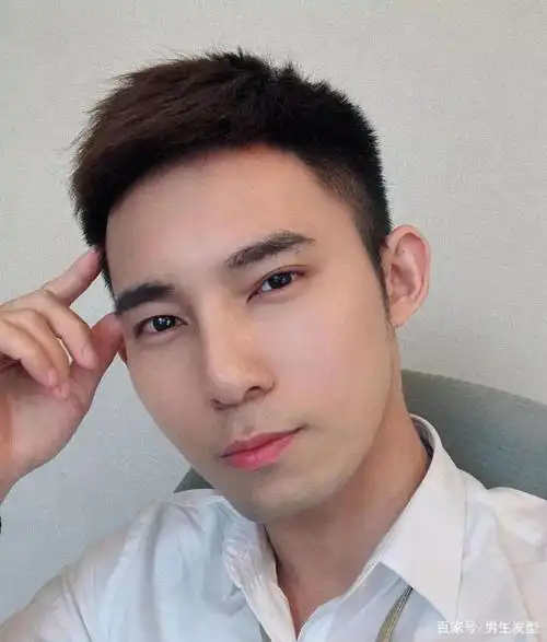 男生留短发,能帅到什么程度?这3款发型最适合年轻的小哥哥