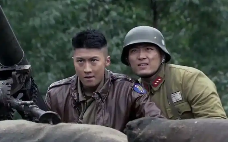 绝战:鬼子用飞机轰炸阵地,哪料狙击手枪法太准,一枪打中飞行员