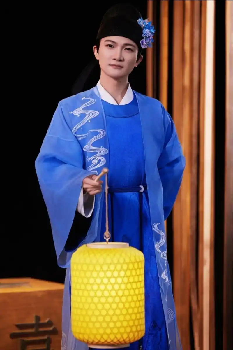 周深在河南春晚疯狂变装,不得不说周深穿古装还是很帅气的.