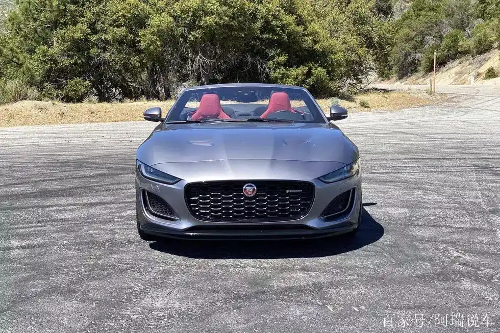 2021款捷豹f-type敞篷车,外观帅气,内饰质感十足