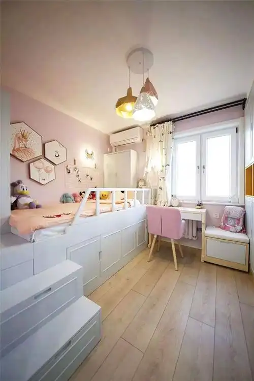 83平小户型两室变三室舍弃餐厅改出卧室椅子挂在走廊墙上