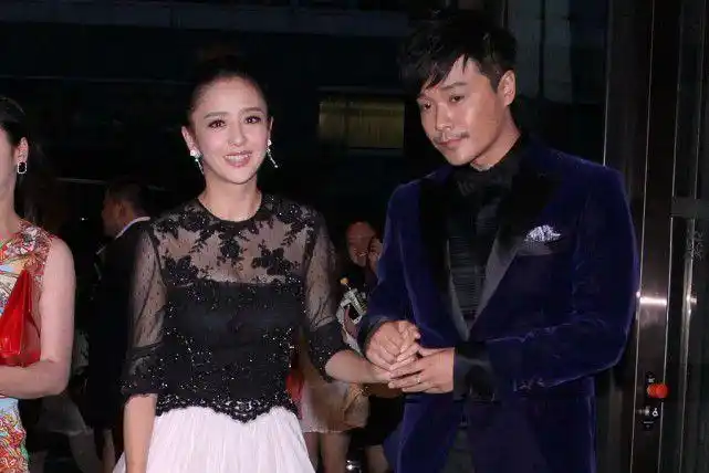 佟丽娅被陈思诚牵着时笑的真甜穿高端黑白礼服也没挡住幸福感