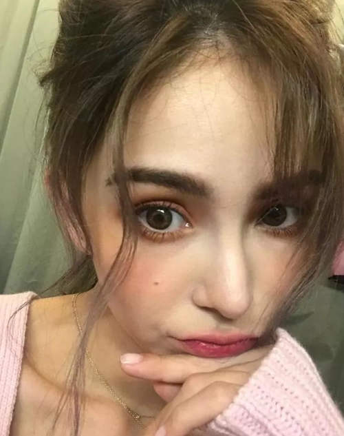 新闻中心 娱乐 > > 正文新浪娱乐讯 昆凌晒出自己素颜的照片,身穿休闲