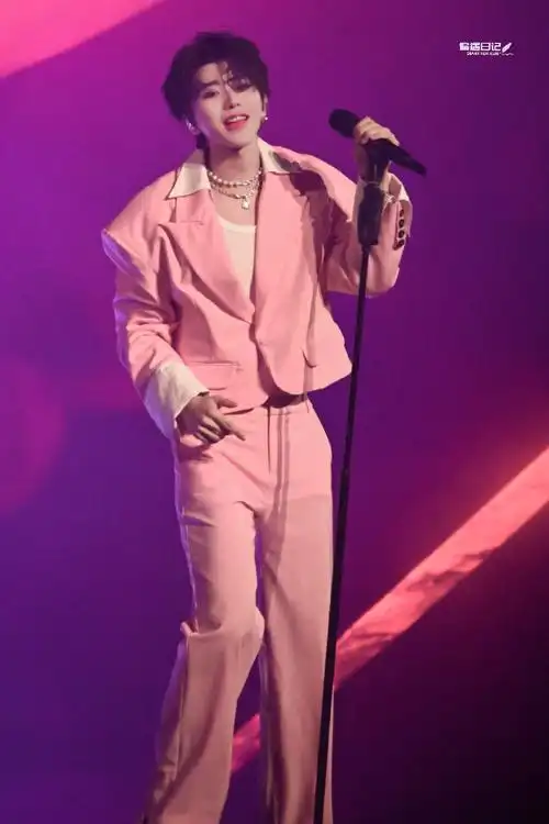 我要存爆每一张蔡徐坤粉西装图!