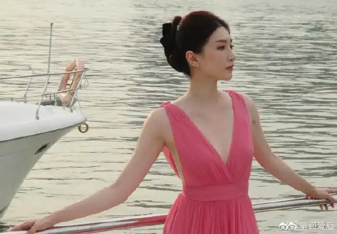 好粉##江疏影正脸vs侧脸#江疏影在gq盛典上的造型是最吸引我们的粉色