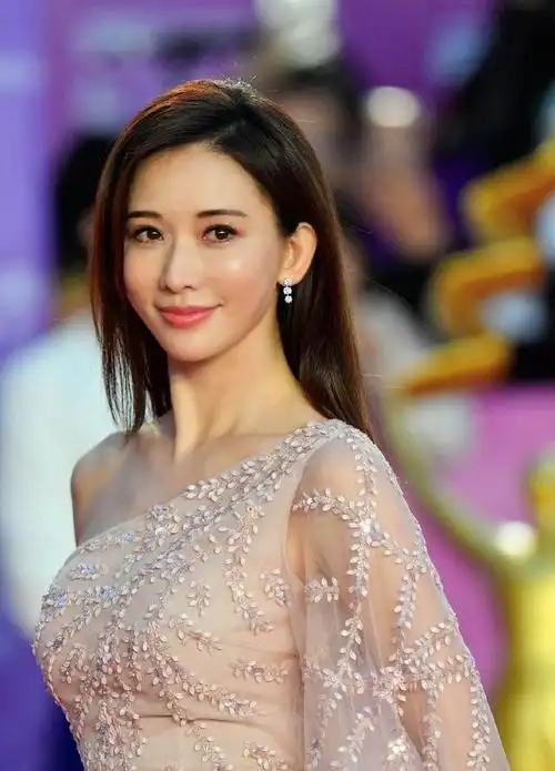 49岁林志玲露面,穿宽松长裙气质大变,网友:日本主妇化了