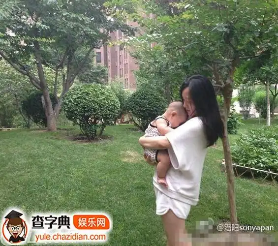 潘长江外孙四岁了 女儿潘阳抱娃甜笑庆生