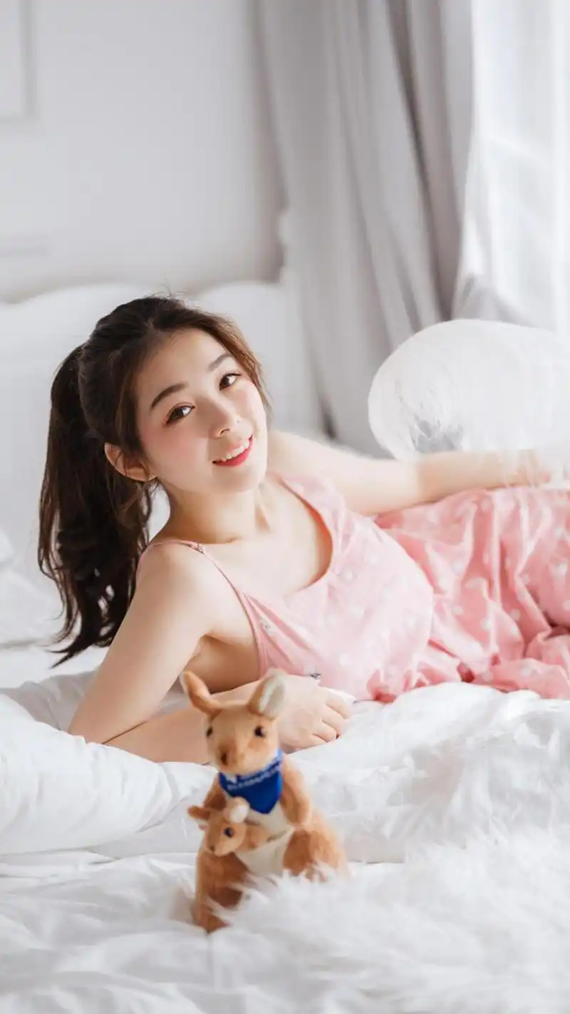 粉嫩清纯美女私房唯美吊带诱人写真