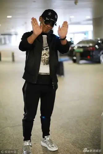 组图:表情帝!宋小宝机场单手插兜疾走 竖拇指比赞小动作不停