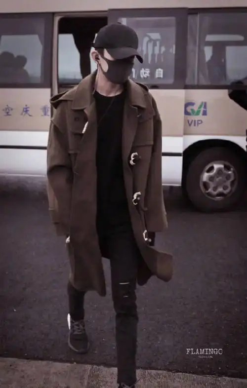 易烊千玺是穿牛角扣大衣大帅的少年