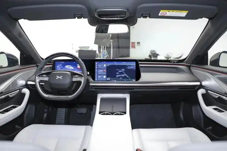 内饰设计部分,小鹏p7i 610鹏翼性能版的中控台区域搭载了双幅式平底