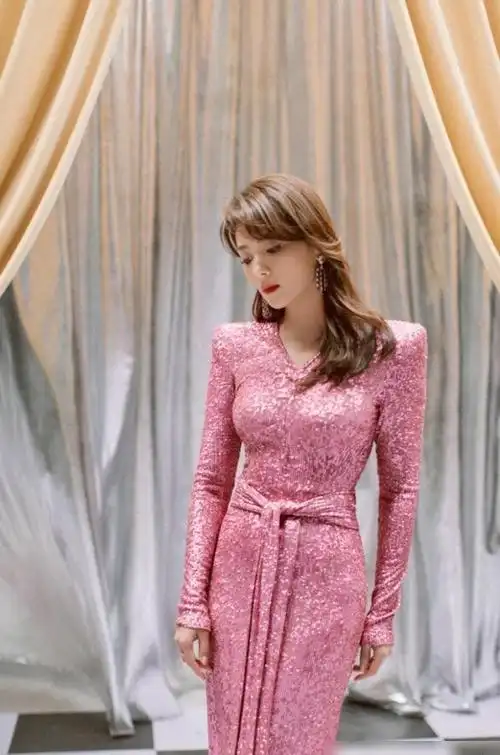 刘涛身材真丰满,穿深v银色裙开叉到大腿,"水蛇腰"太惊艳_网易订阅