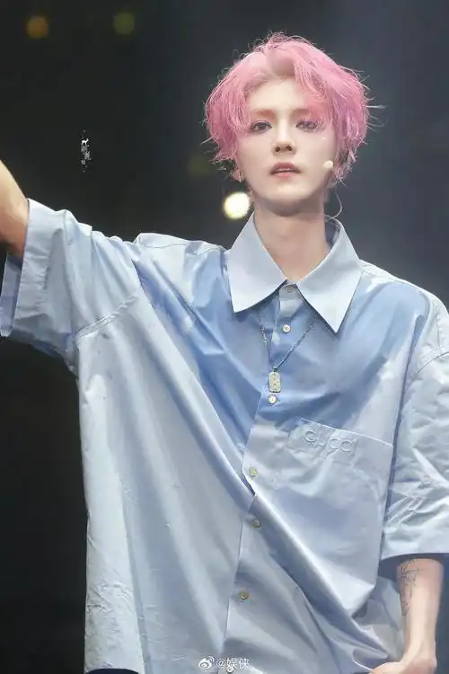 鹿晗的狗啃式刘海好萌啊哈主打的就是一个可爱