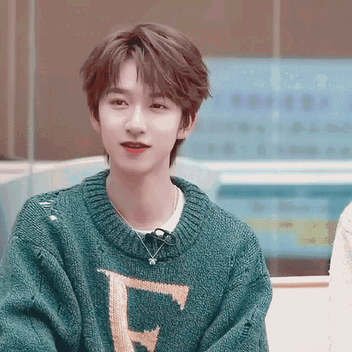 哈哈哈一个堂皇的小绿人一秒收起笑容@时代少年团-贺峻霖#贺峻霖 令人