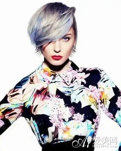 女生帅气英伦风发型体验个性十足