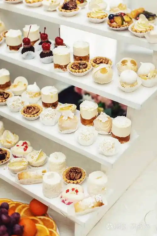 婚礼接待台糖果糖果甜点蛋糕松饼蛋糕奶油馅点心用花来装饰jpg