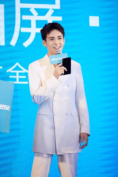 曾舜晞出席手机品牌发布会 清爽白西装彰显轻熟魅力