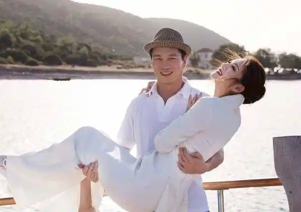 安以轩怀孕7个月只胖3公斤,穿抹胸礼服手臂纤细_老公_肚子_孩子