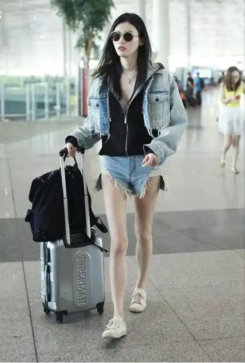 奚梦瑶穿衣时髦,一身牛仔装看着"短一截",穿身上显高又还显瘦