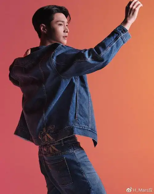 张艺兴穿红短裤拍ck广告,秀八块腹肌好身材,展现真男人气质