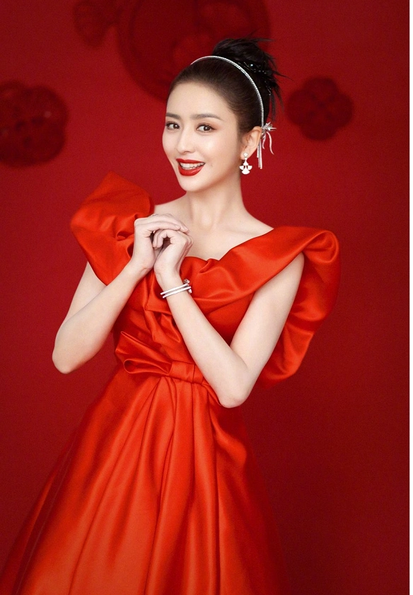 佟丽娅三次登上春晚舞台红裙配上丸子头大气优雅美出新高度