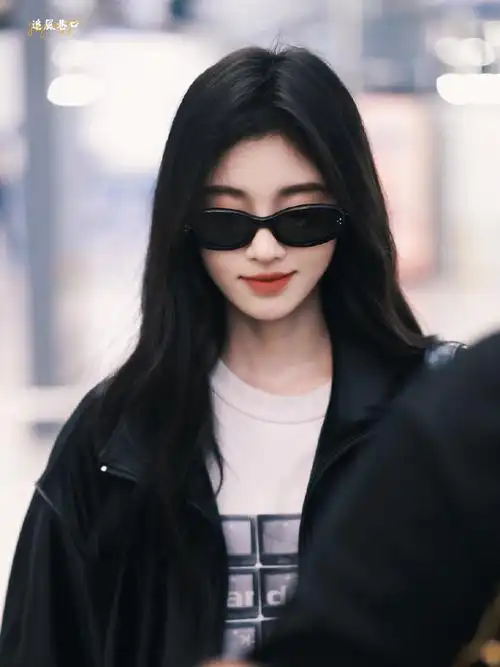 鞠婧祎机场造型