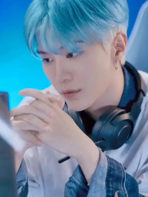 早点睡波!不然头发要掉光了哦!#范丞丞渐变蓝发色