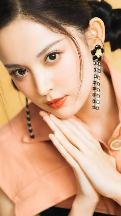 古力娜扎双丸子头粉嫩脸蛋可爱图片写真