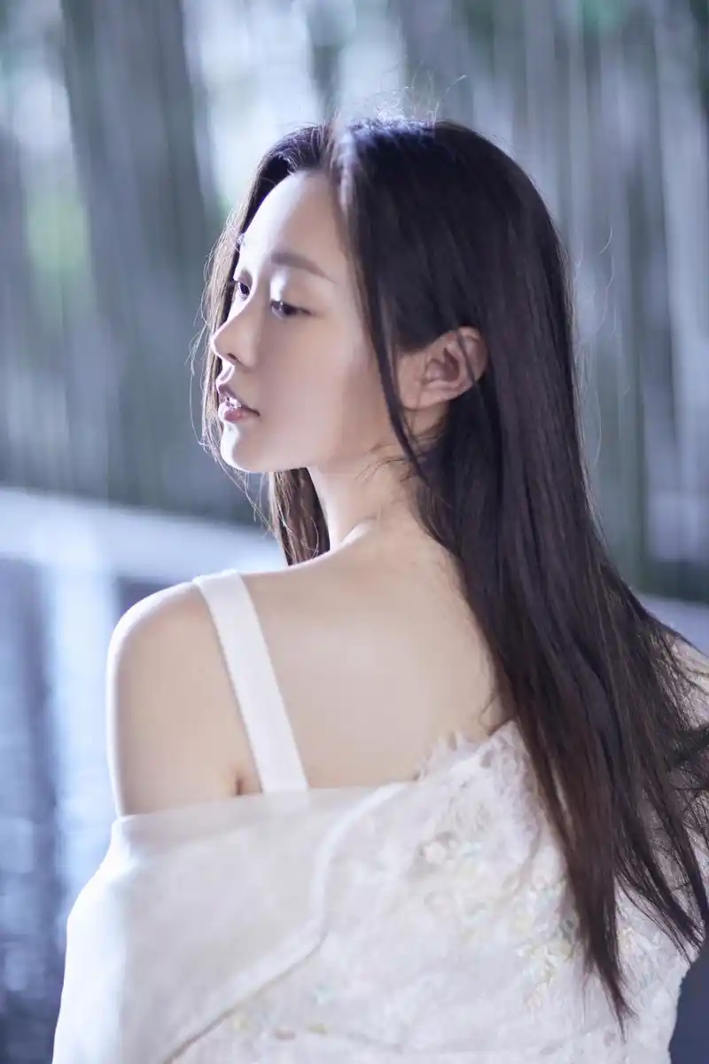 宋轶清新海边大片释出 多部作品即将上线